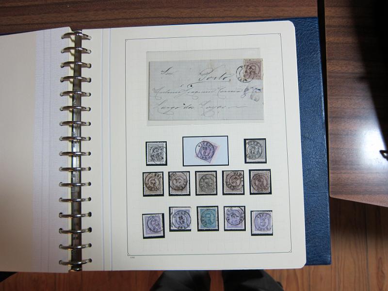 0019 (235).JPG -     Lote:    19      Marcofilia      Lotes Especiais       Descrição:         Portugal. Colecção especializada de carimbos de duplo círculo, tipo 1852, montada em 4 álbuns Lindner, com selos de diversas emissões e cartas, com estudo minucioso de cada marca. Lote a ver.         Lote       Valor Base:     &euro; 2.500,00     Valor Venda:     Retirado     